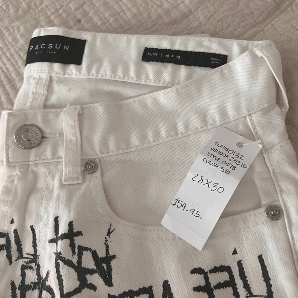 Brand new Pacsun Jeans size 28X30
Women jeans